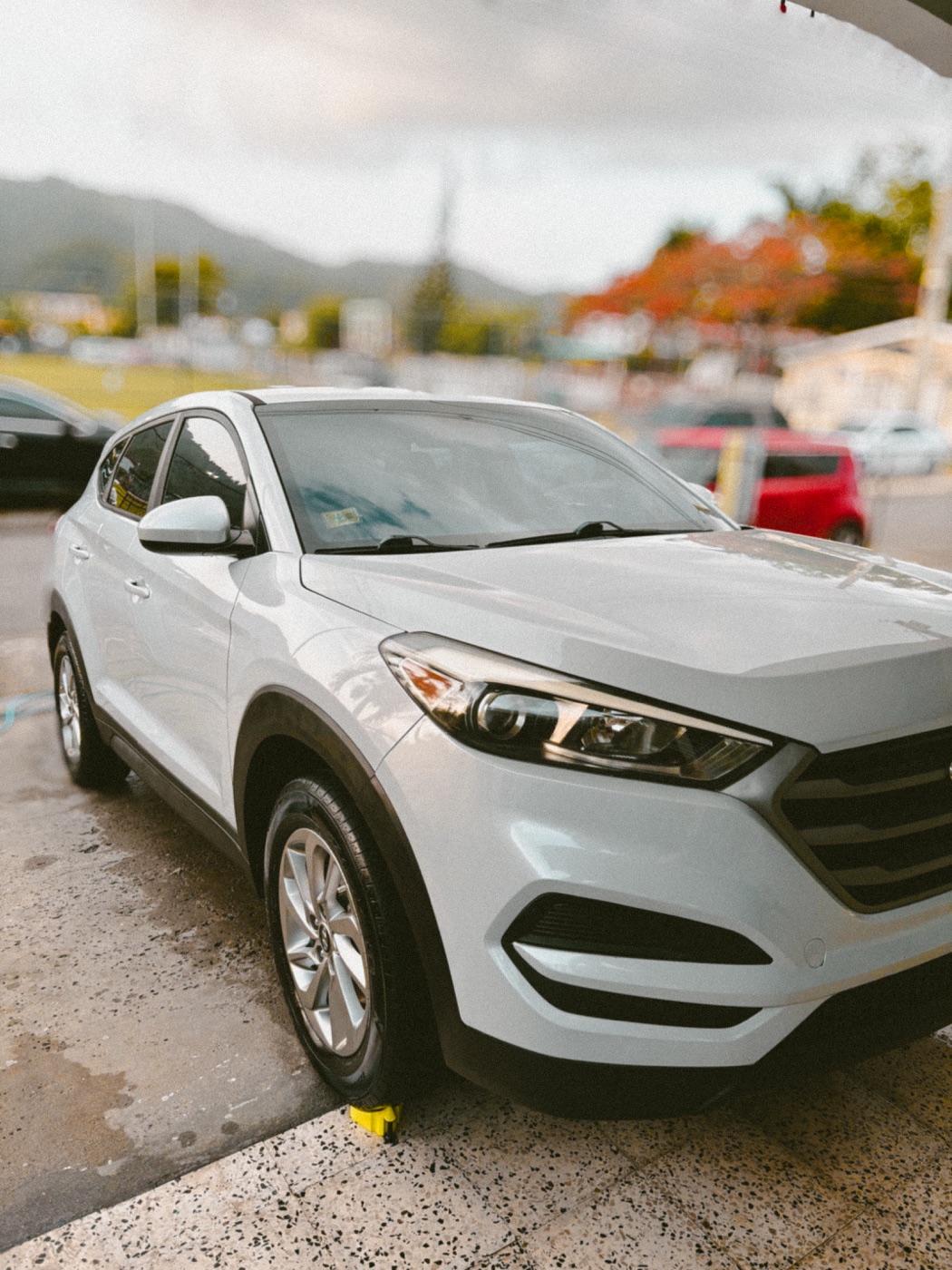 Hyundai Tucson blanca detallada vista desde el frente